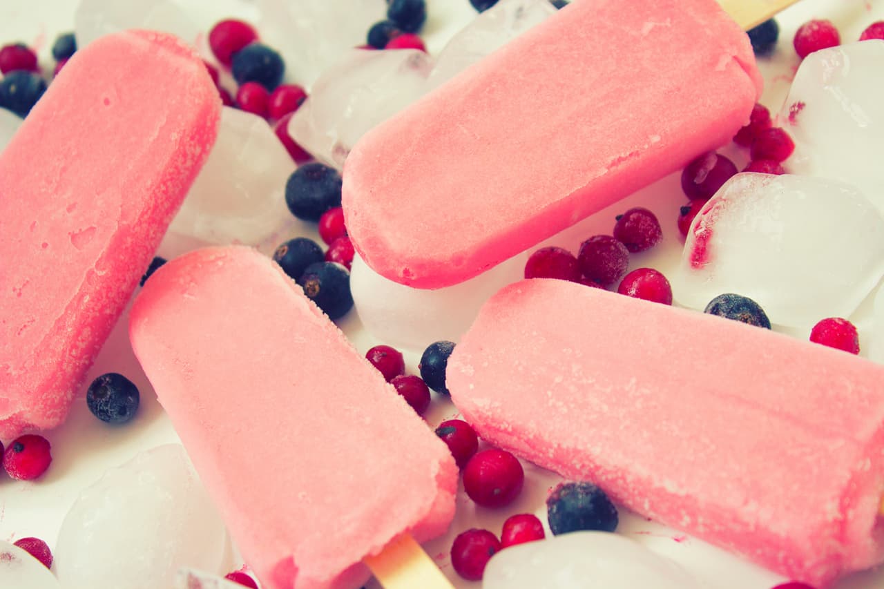PINK FLAMINGO POPSICLES Ingredientes: 2 bolas grandes de helado coco 1 lb de cerezas (si lo deseas puedes sustituir las cerezas con otro fruto rojo) 1 tz de horchata de arroz 2 oz de licor del 43 Preparación: licúa todos los ingredientes y vierte la mezcla en un molde para paletas. Congélalas.