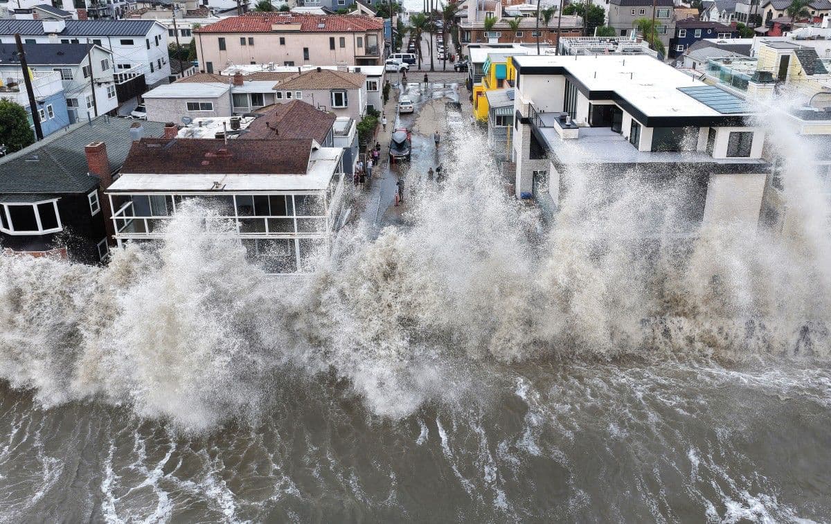 Las imágenes muestran el avance del agua mucho más allá de la línea habitual de playa, alcanzando espacios destinados al tránsito de personas y vehículos. En distintos puntos, la fuerza del mar consiguió superar la arena y llegar hasta calles, banquetas y zonas peatonales próximas a la costa.