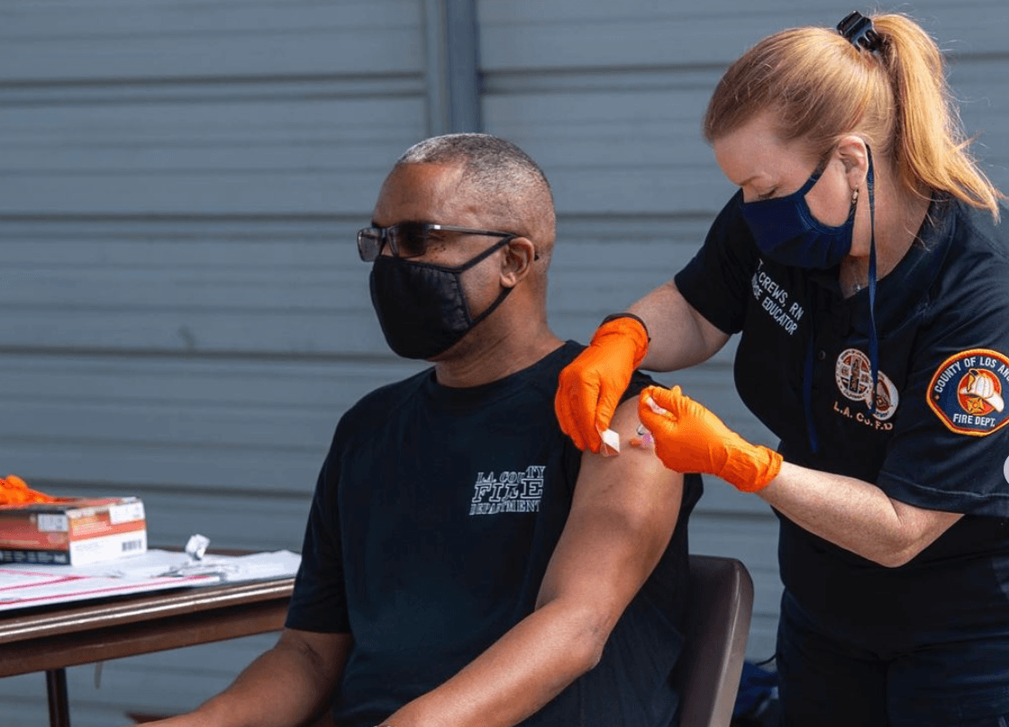 Reportan reducción de casos de coronavirus en el departamento de bomberos del condado de Los Ángeles tras vacunaciones