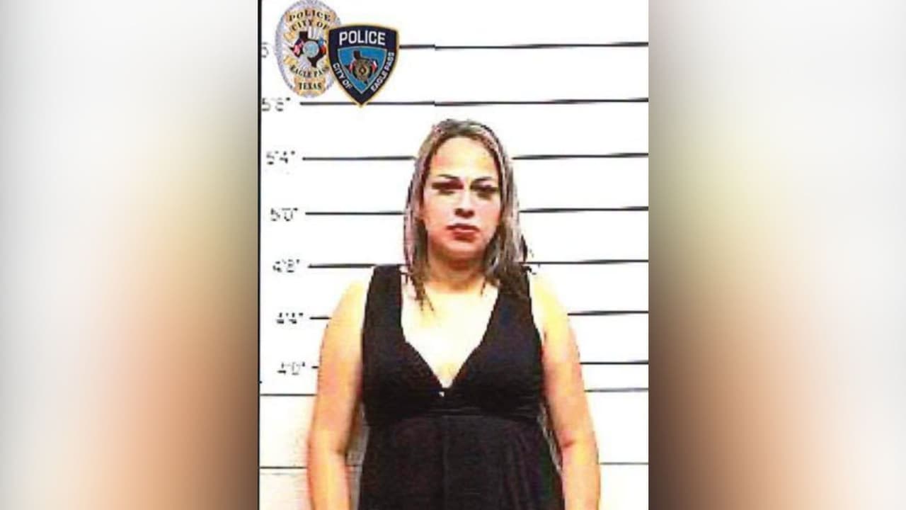 Martha Catalina Reyes fue arrestada y acusada de abandonar o poner en peligro a un menor con intención de regresar, según el Departamento de Policía de Eagle Pass.