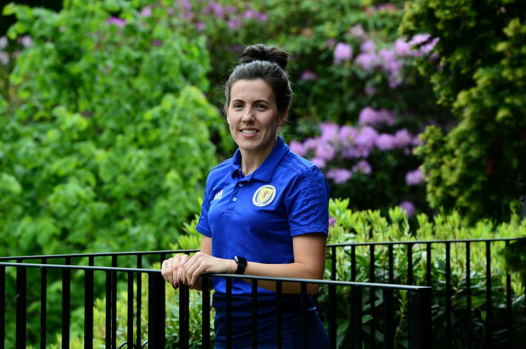 La Selección femenil de Escocia cerró su preparación para participar en su primera aventura en una Copa Mundial Femenina cuando el domingo próximo hagan su presentación en una competencia de esta envergadura ante, ni más ni menos que, Inglaterra, una nación con una gran rivalidad en el campo de fútbol sin importar la rama o la categoría. En medio de la última práctica antes de viajar a Francia algunas jugadoras participaron en una interesante sesión fotográfica.