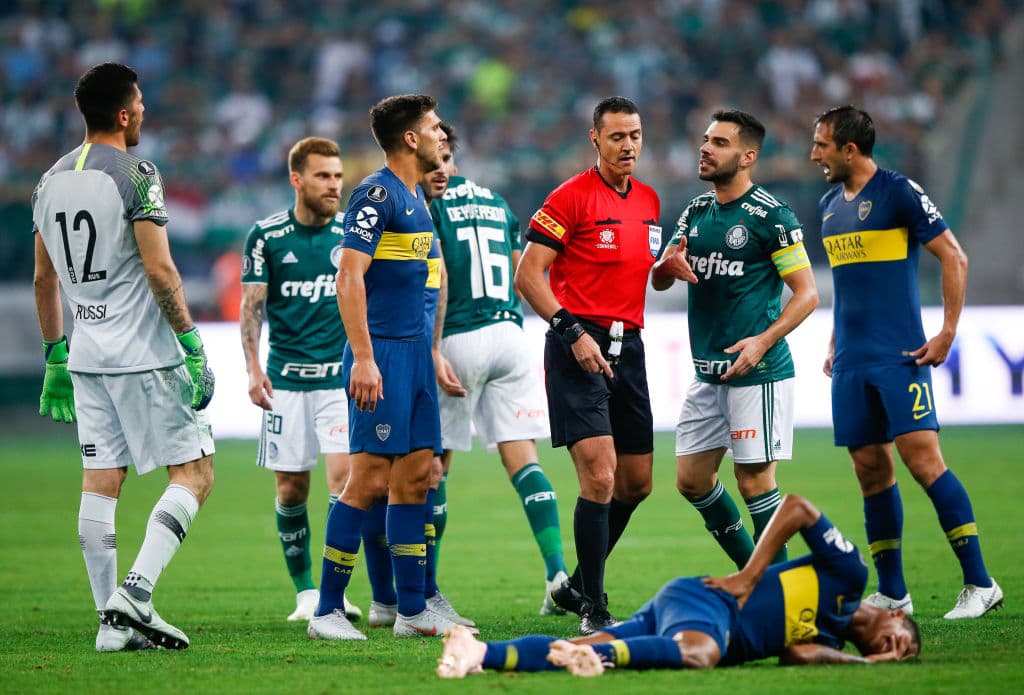 Una dura falta a Lucas Olaza en la primera mitad lo llevó al piso a quejarse del dolor.