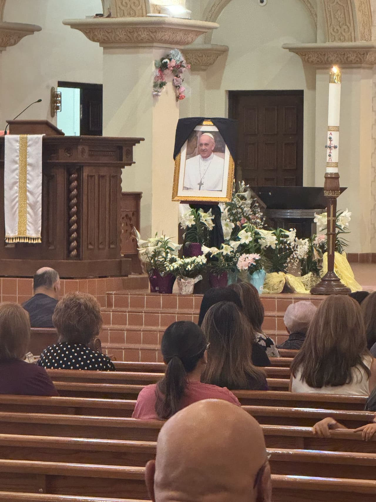 Casi de inmediato, iglesias en nuestra región dispusieron imágenes del pontífice, quien antes de ser el papa Francisco era Jorge Mario Bergoglio.