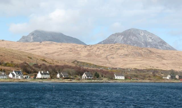 <b>Jura</b> es una de las islas más bellas del archipiélago del laberinto de islas rocosas con que cuenta Escocia. Los senderos para caminar se extienden a través de las montañas donde habitan los ciervos rojos, mientras que las águilas doradas y las águilas marinas se mueven por encima de ellas. La isla cuenta con un paisaje que ha atraído a generaciones de aventureros y escapistas.