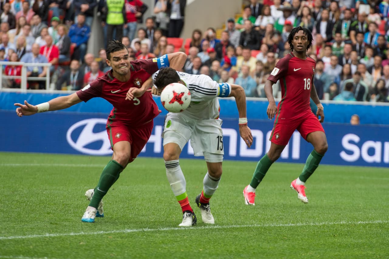 Guardado y Márquez molestos por la polémica jugada sobre Moreno