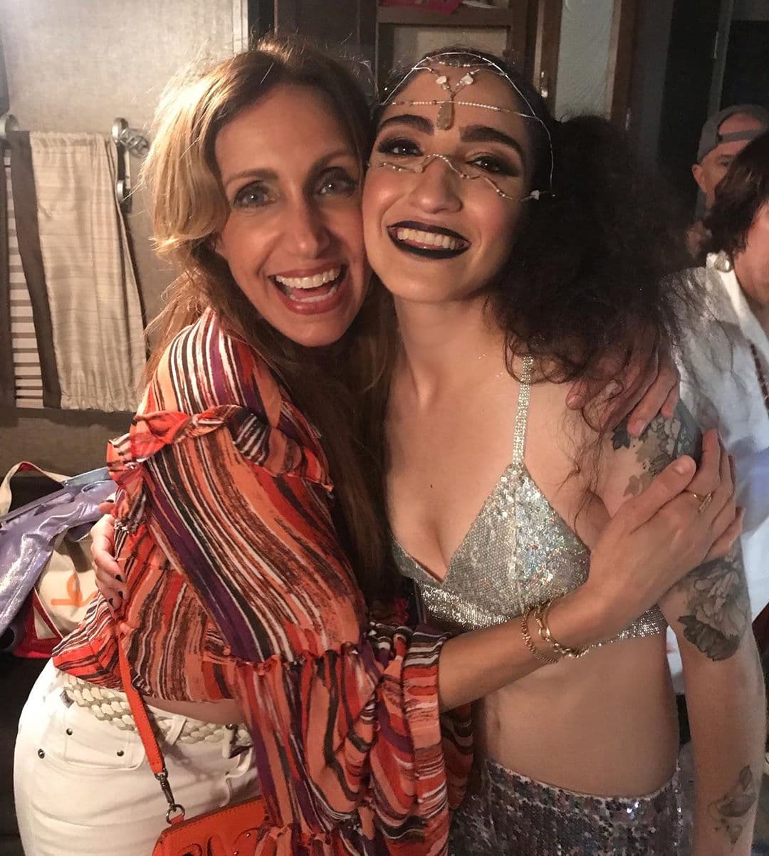 "Yo estaba en el hospital cuando nació esta primita mía que tanto quiero y cada vez que la veo en el escenario disfrutando tanto, solo pienso en lo rápido que pasa el tiempo. Te amo prima estuviste increíble", publicó la Flaca en Instagram.