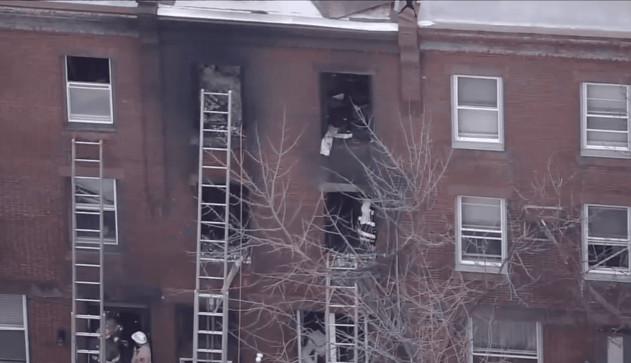La policía de Filadelfia dice que la casa se había convertido en dos apartamentos.