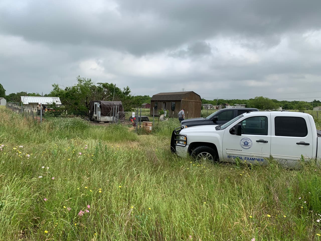 Los oficiales se personaron varias veces a la propiedad donde tuvieron problemas para acercarse debido a los perros agresivos.