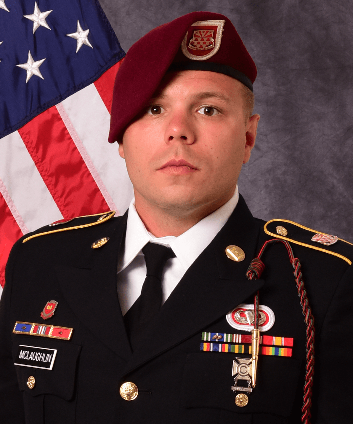 McLaughlin se unió al Ejército en 2012 y se desempeñó como ingeniero de construcción
