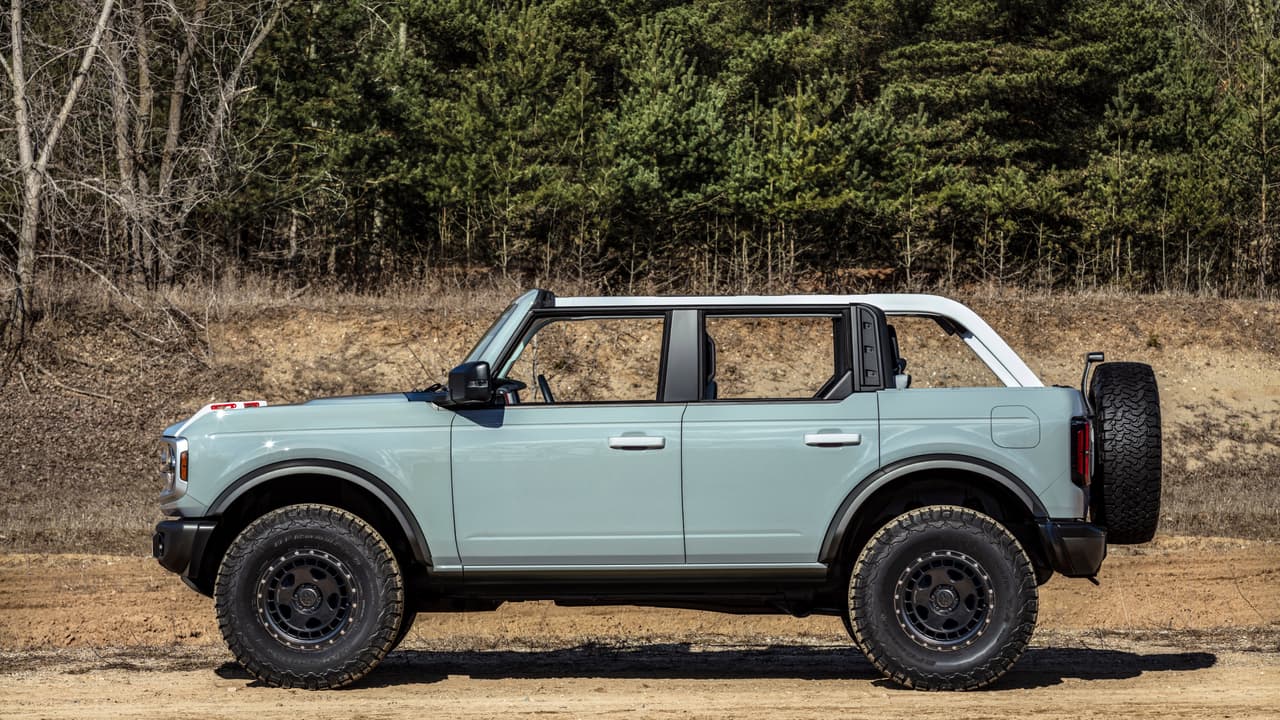The four-door 2021 Bronco will have available removeable modular roof sections – left and right front panels, a full-width center panel and a rear section. Roof panels on both two- and four-door models can be easily removed by unlocking the latches from the interior to provide the largest overall open-top view in its class to take in the sunshine or to gaze at the stars at night. (Prototype not representative of production vehicle.)