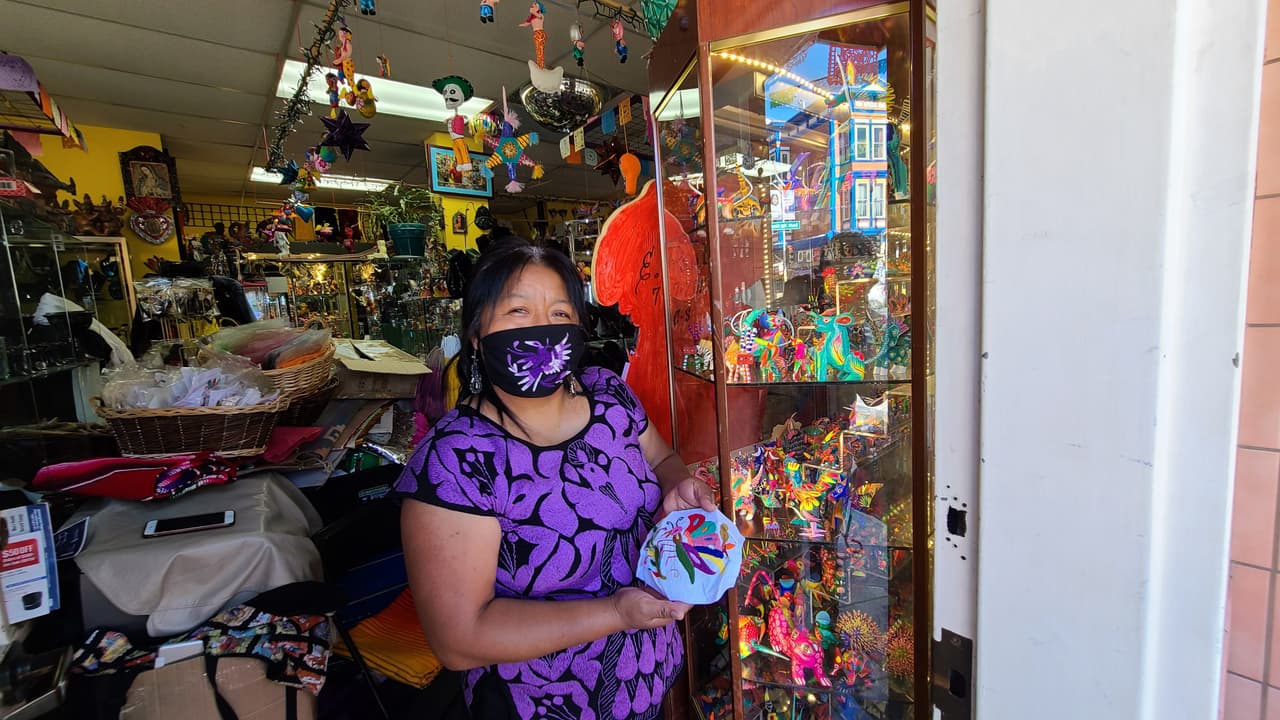 "No estoy acostumbrada a pedir ayuda y tampoco me gusta hacerlo pero pues ya no tenía otra opción", explica Connie mientras muestra un cubrebocas bordado con un diseño del pueblo otomí. Estas mascarillas se han vuelto uno de los artículos más populares de su tienda, pero estas ventas sólo representan una fracción de lo que antes vendía Mixcoatl.