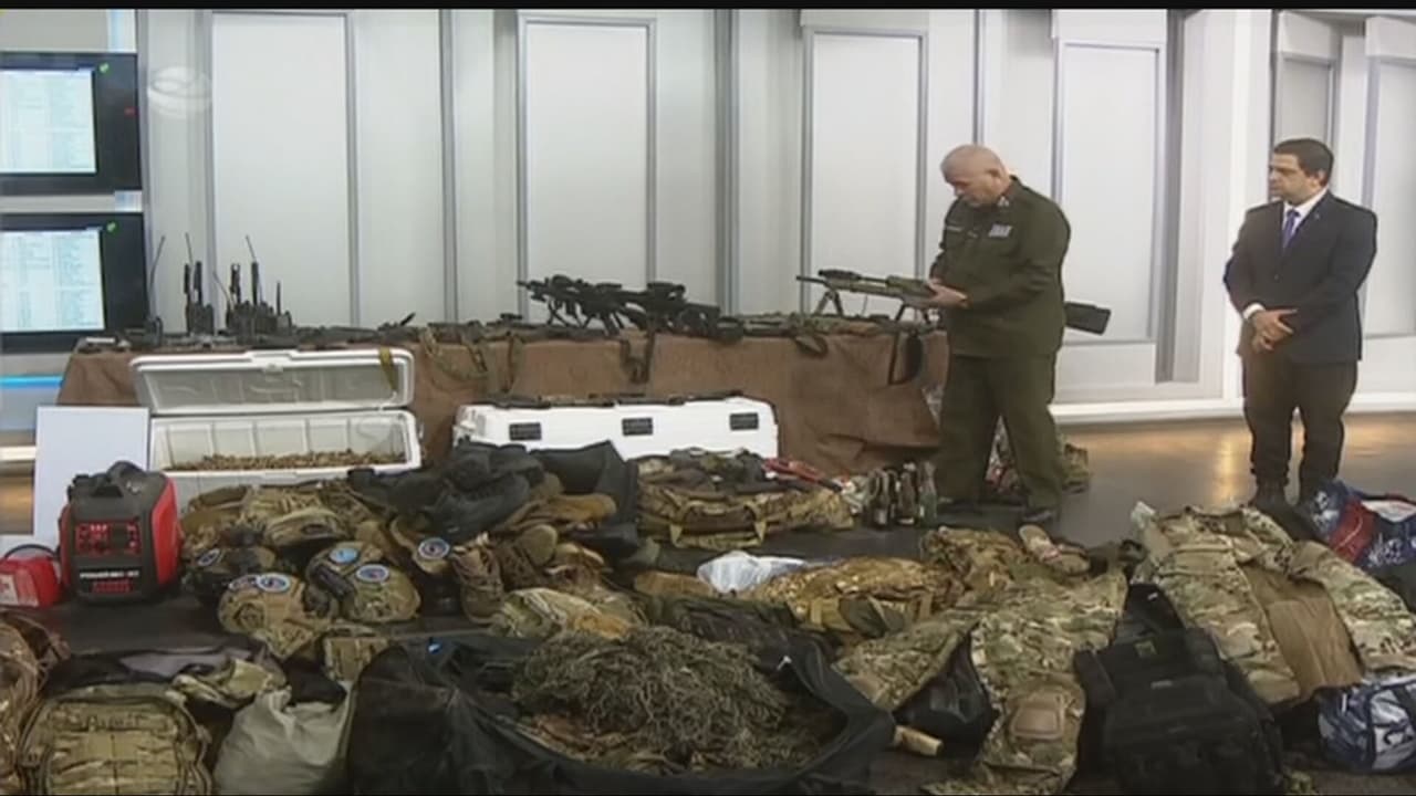 Por primera vez, el régimen de La Habana mostró el supuesto armamento, 12 fusiles, dos escopetas y 11 pistolas que, según la dictadura, llevaban 10 cubanos a bordo de esta embarcación que fue robada en el sur de Florida y que recibió 21 impactos de bala disparadas por los guardafronteras.
<br>