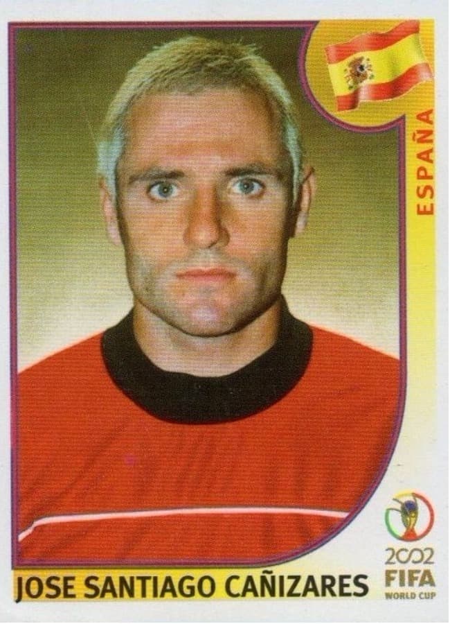 Por culpa de una lesión, producida al caerle un frasco de perfume en el tobillo, Santiago Cañizares se perdió el Mundial del 2002 pero salió en el álbum.