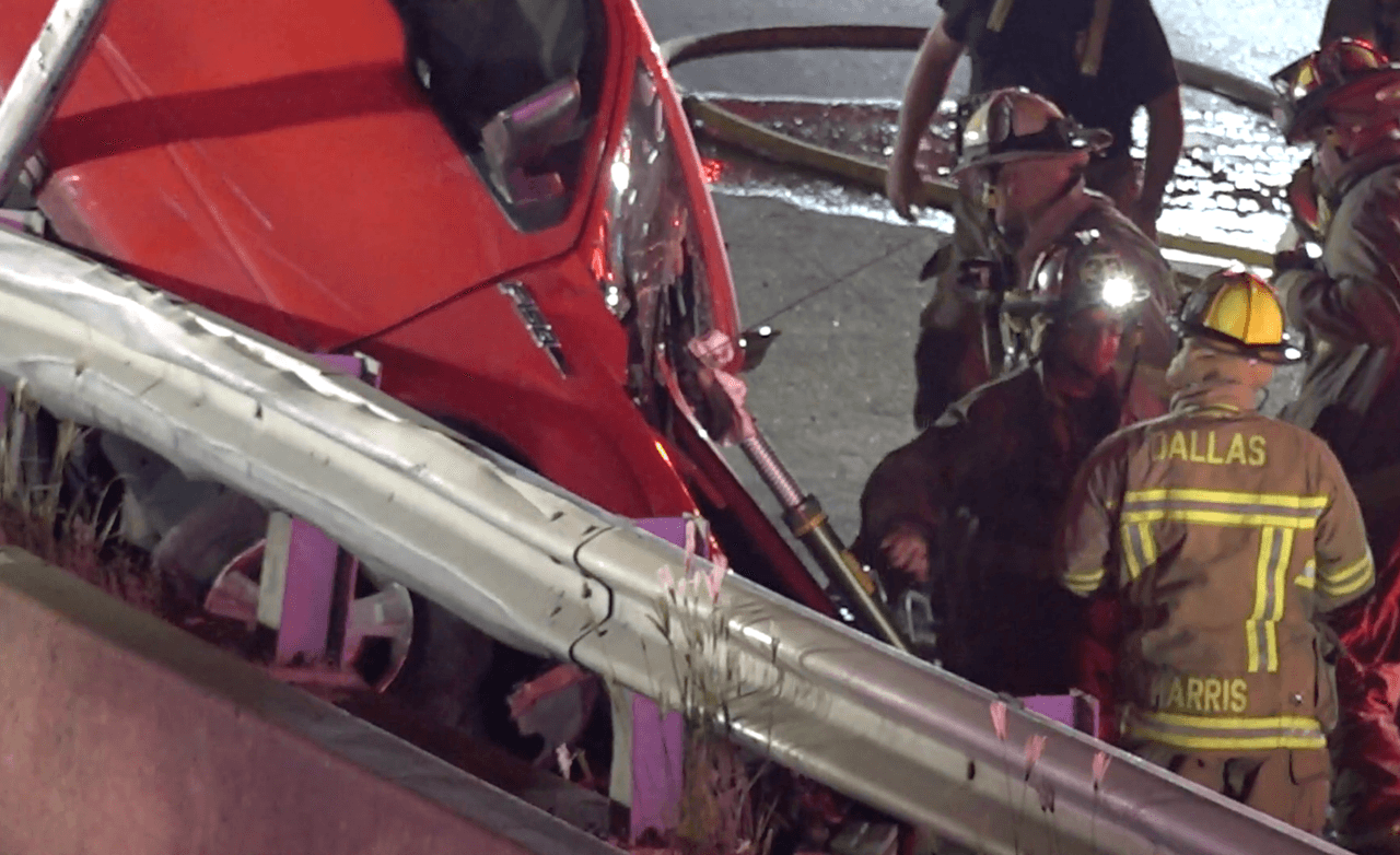 La conductora perdió el control y se salió de la vía por lo que culminó estrellada de punta.