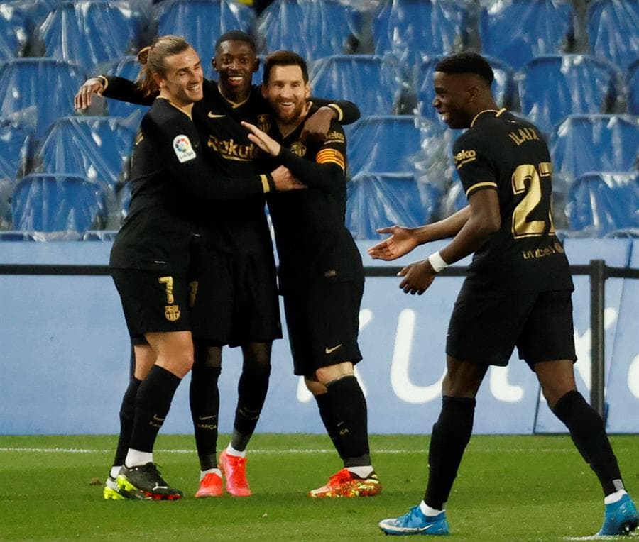 Barcelona propina goliza a la Real Sociedad con un marcador de 6-1. Griezmann abrió el marcador para los culés, seguido de Sergiño Dest, quien se lució con doblete al igual que Leo Messi y Dembelé cerró con broche de oro al minuto 71. El único tanto de los blanquiazules fue por parte de Ander Barrenetxea al minuto 77 en la J28 de LaLiga.