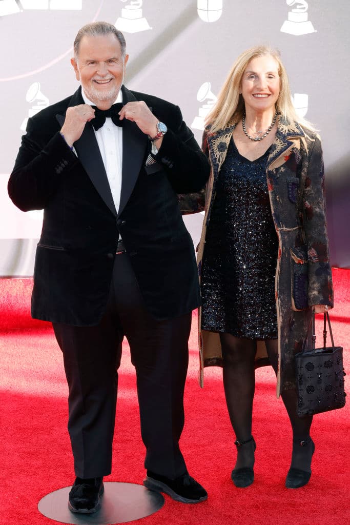 El presentador de El Gordo y La Flaca,
<b>Raúl de Molina</b>, y su esposa, Millie de Molina, también desfilaron por la alfombra roja.