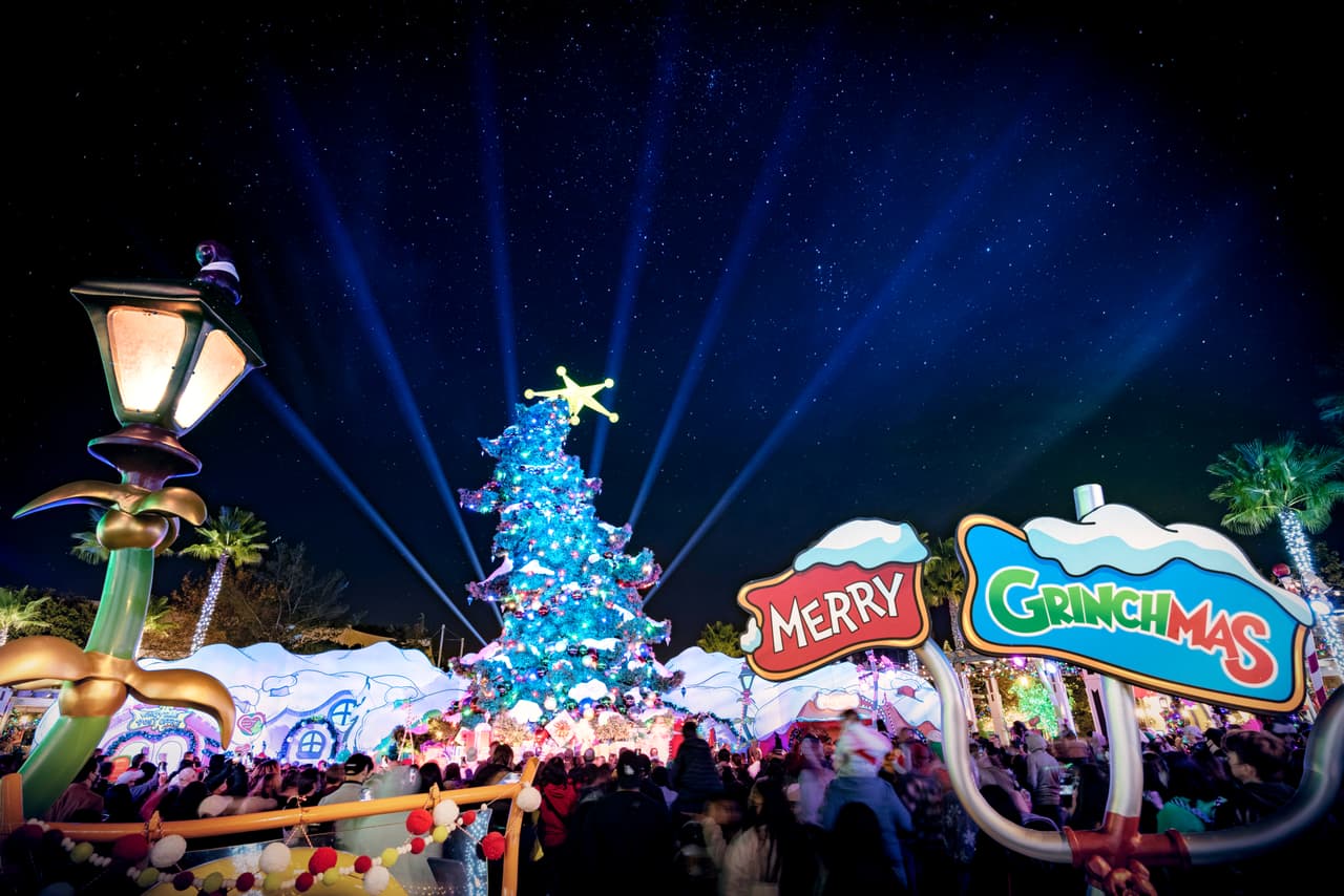 <b>Comida temática</b>: La oferta gastronómica de Grinchmas incluye delicias navideñas inspiradas en el personaje, como "Green Eggs and Ham", que se sirven en un ambiente festivo.