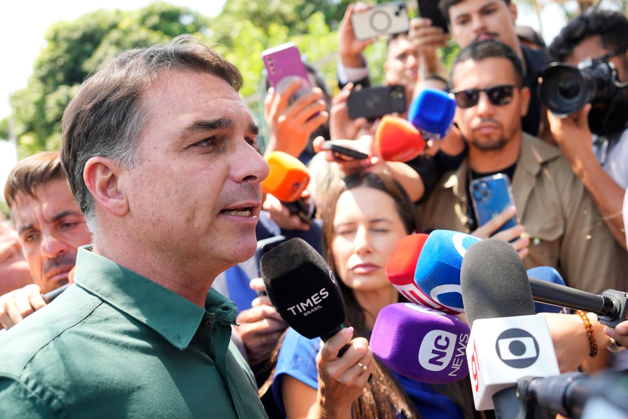 Flávio Bolsonaro dice que no planea ofrecer un cargo a su padre si gana las elecciones de Brasil