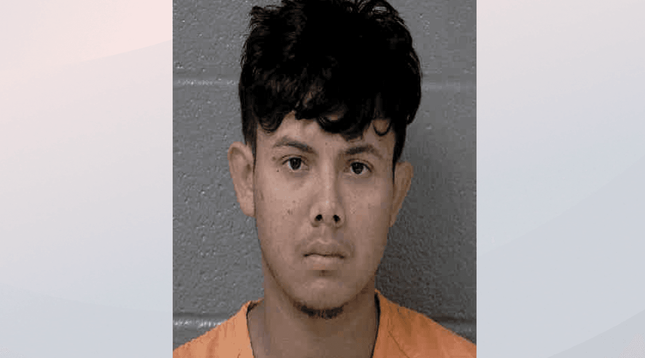 Hispano buscado por varios cargos relacionados con armas