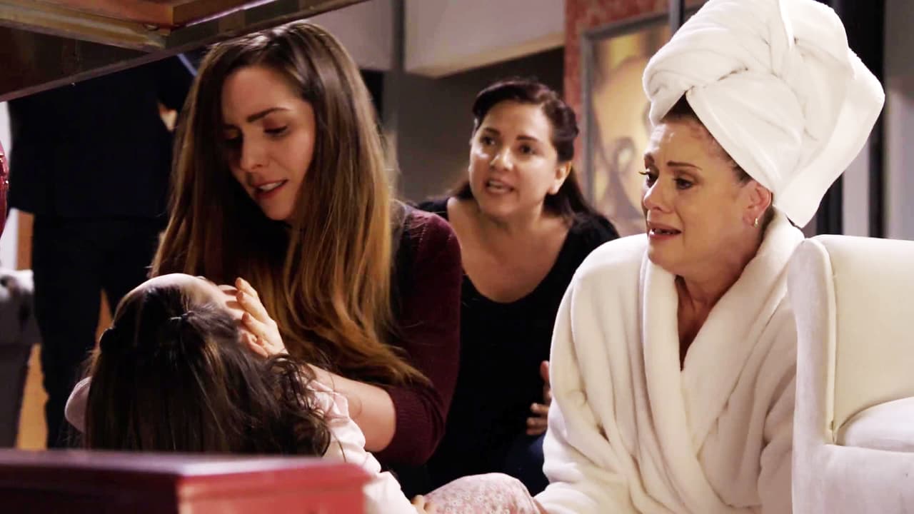 La curiosidad de Palomita la llevó a intoxicarse con el perfume de
<b><a href="http://www.univision.com/novelas/la-doble-vida-de-estela-carrillo/erika-buenfil-es-mercy-cabrera-en-la-doble-vida-de-estela-carrillo">Mercy</a></b>, por unos minutos quedó inconciente.