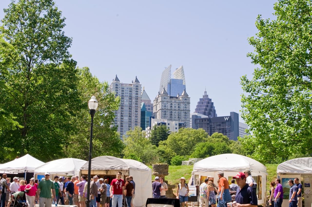 <b><a href="https://dogwood.org/">Atlanta Dogwood Festival (14 al 16 de abril)</a></b>. Gran festival anual de arte en Piedmont Park, con mercado de bellas artes con jurado, música en vivo, carrera de 5 km, actuaciones internacionales, actividades para niños y más.