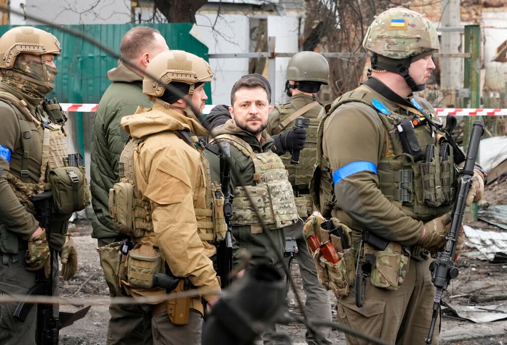 El presidente ucraniano, Volodymyr Zelensky, en un recorrido por Bucha el 4 de abril de 2022, después de que las fuerzas rusas se retiraran de la zona y se descubrieran al menos dos fosas comunes y cadáveres con signos de ejecución en sus calles.