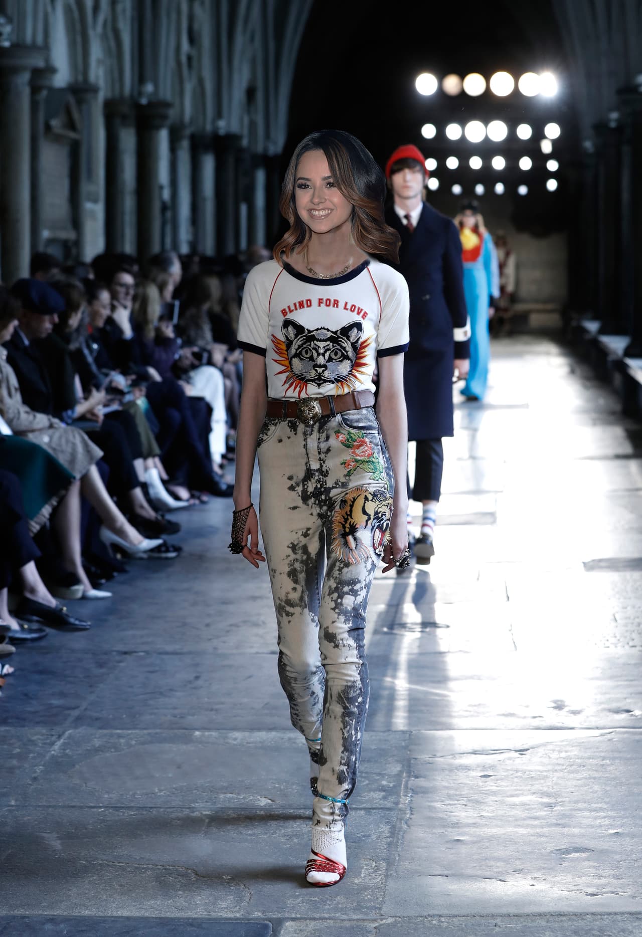 Unos jeans altos, trepados arriba en su cintura con una 't-shirt' de estampados y con algún accesorio brillante podría ser una manera de llamar la atención de todos y de invocar los gloriosos años 80.