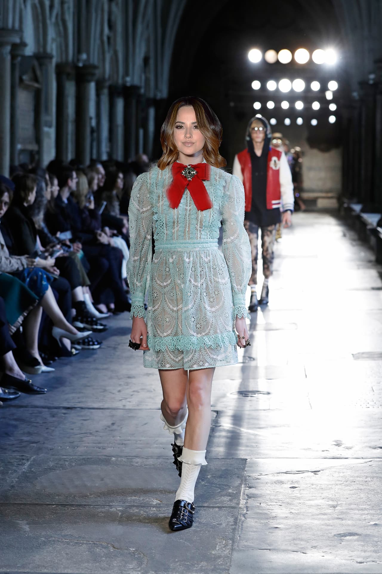 Con una inspiración muy 'Belle Epoque' ( que fue el movimiento estético de principios del Siglo XX) pero modernizado con cortes y grandes moños, Becky G podría lucir muy naif y arriesgada con un mini vestido de encaje en color pastel como este.