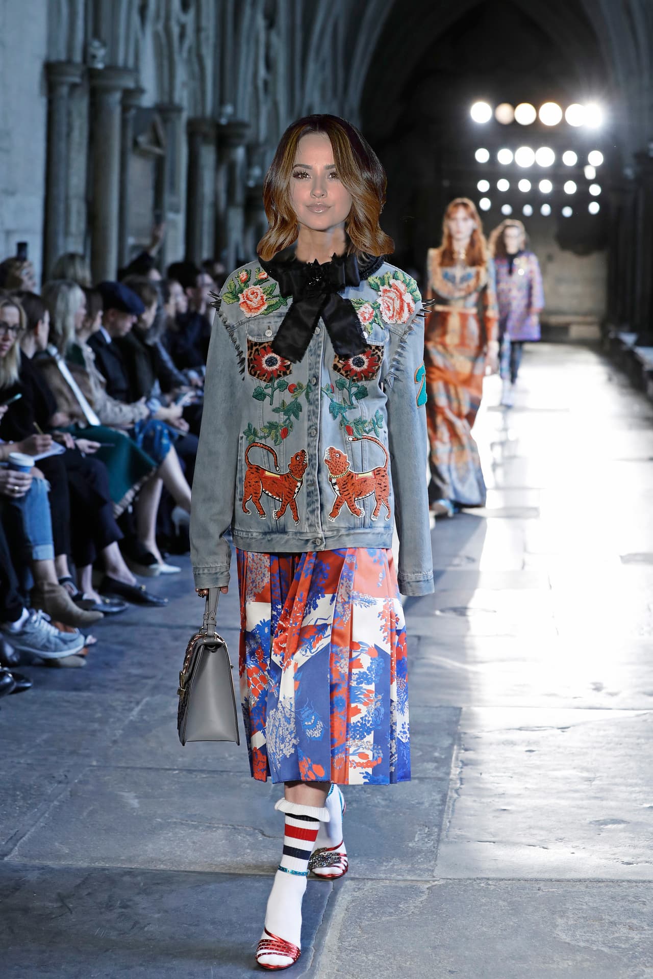 Atrevimiento y mezcla de texturas disonantes, este viaje por las diferentes décadas estilísticas de Gucci es un desafío al orden y a las apuestas obvias. Una bella falda de seda en tablones podría ir (¿por qué no?) con una chaqueta de jean llena de bordados y parches.