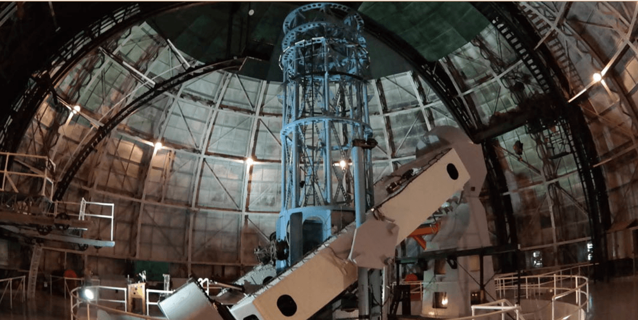 En la gran cúpula del observatorio también operan telescopios de gran alcance que permiten estudios del universo en cúpulas telescópicas de 60 y 100 pulgadas, así como la sala de observación del Telescopio Solar Tower de 150 pies.