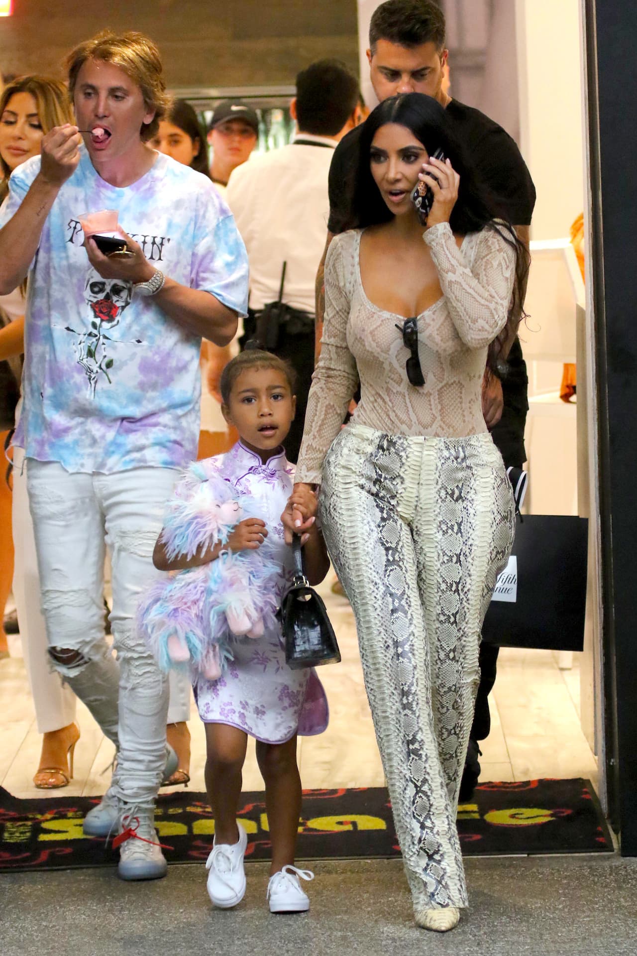 Kim Kardashian es una de las figuras más públicas del medio del espectáculo y aunque parece que la celebridad comparte hasta el más mínimo detalle de su vida, hay situaciones en las que prefiere privacidad.
<br>