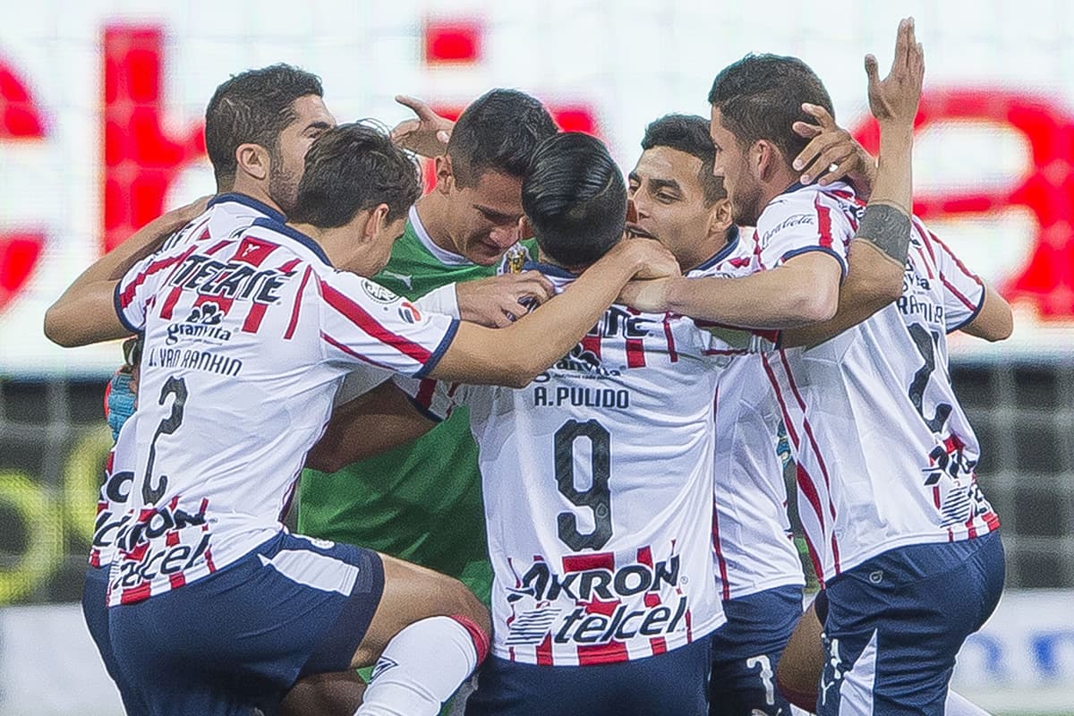 El viernes pasado, la esposa de Raúl Gudiño perdió el bebé que estaban esperando, por eso el abrazo de gol de Chivas, solidario con su arquero.