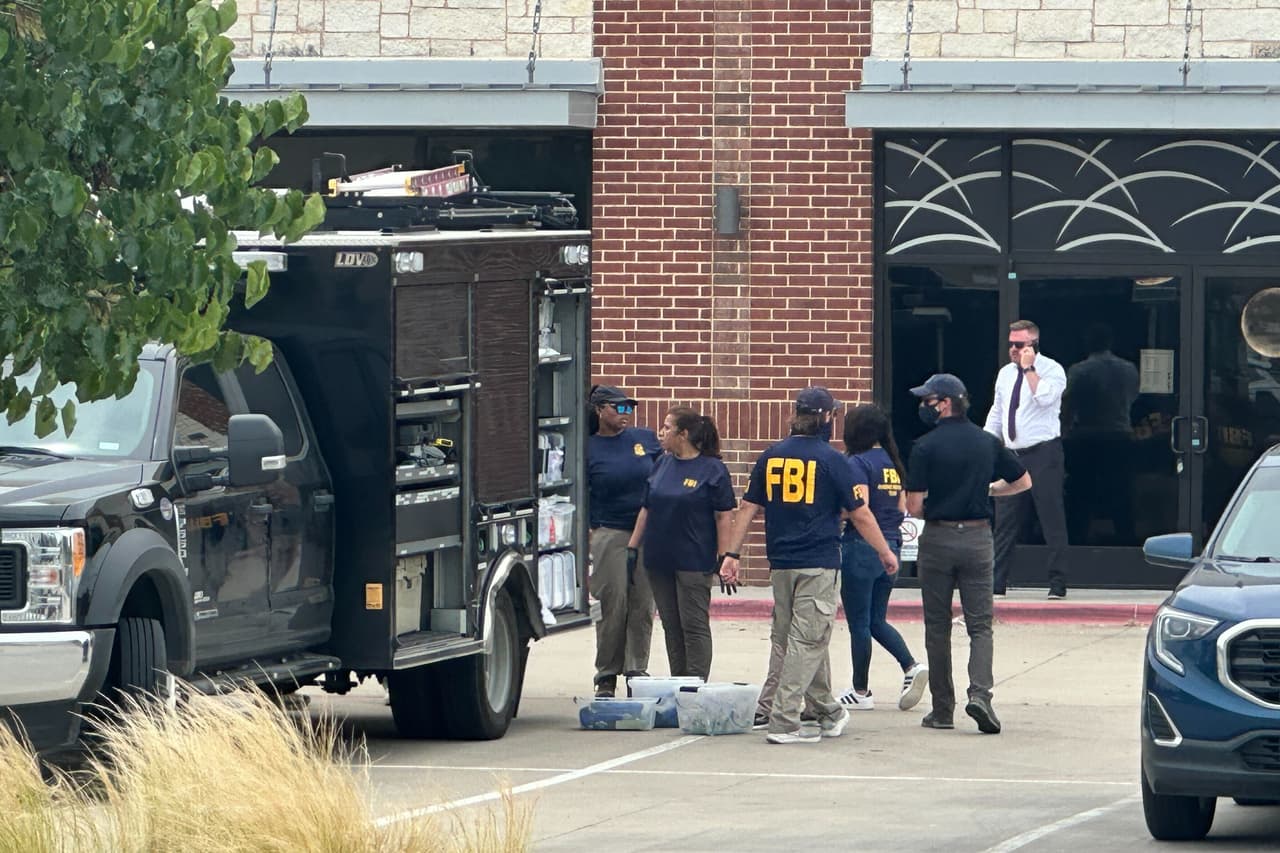 Las fuerzas del orden responden al lugar de un tiroteo el martes 5 de mayo de 2026, en K Towne Plaza, en Carrollton, Texas. (Foto de AP/Kendria LaFleur)