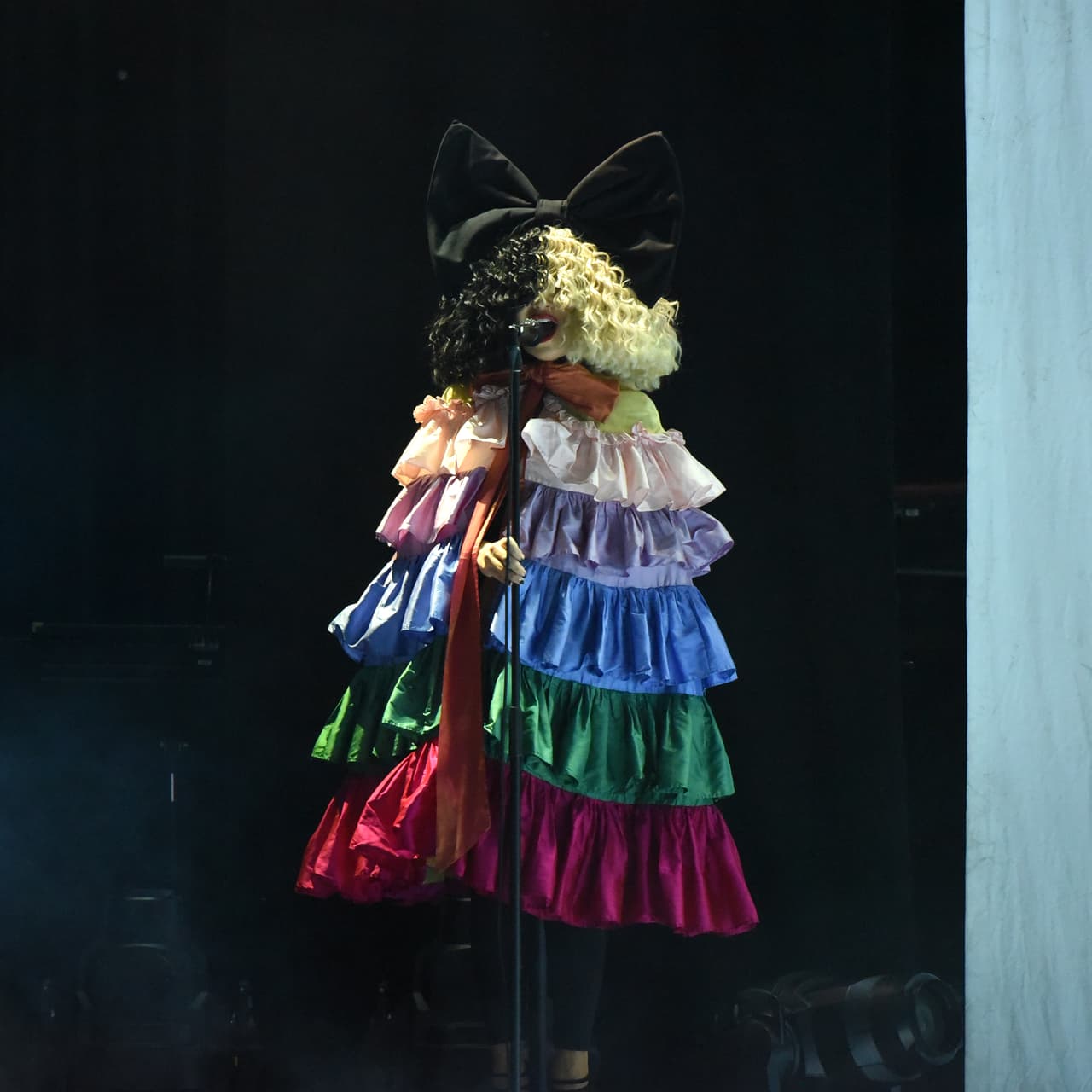 La lujosa celebración incluyó villancicos que cantaron los invitados, un Santa Claus y la actuación de Sia, quien interpretó 'Chandelier' para la multitud, según reportó
<a href="https://people.com/tv/sia-performs-kardashian-christmas-party/" target="_blank">People</a>.