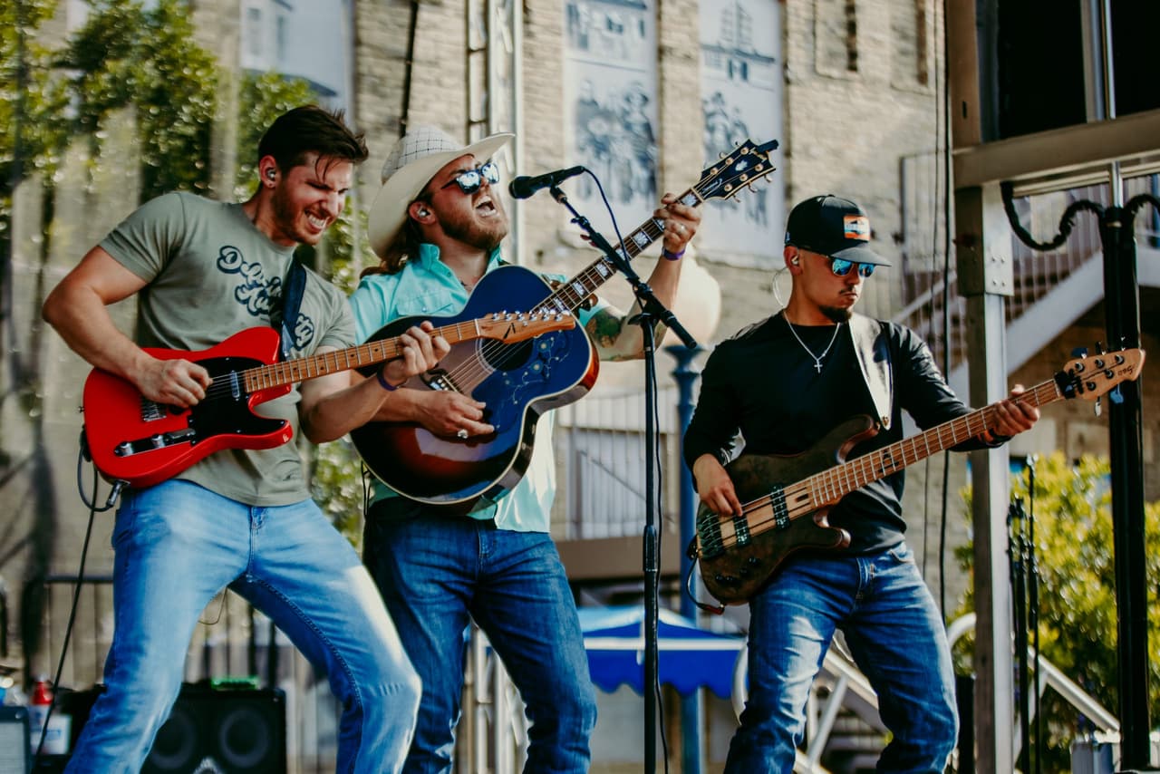 <h2 class="cms-H2-H2">Chaparral Music & Heritage Festival</h2>
<br>
<ul>
<li class="li1">Cuándo: 26 de abril</li>
</ul>
<ul>
<li class="li1">Hora: 9:00 horas - 19:00 horas</li>
</ul>
<ul>
<li class="li1">Dónde: Hemisfair</li>
</ul>
<ul>
<li class="li1">Qué es: Un evento que celebra la música regional del sur y centro de Texas.</li>
</ul>
<ul>
<li class="li1">Costo: Gratis, pero existen pases VIP para una experiencia completa</li>
</ul>