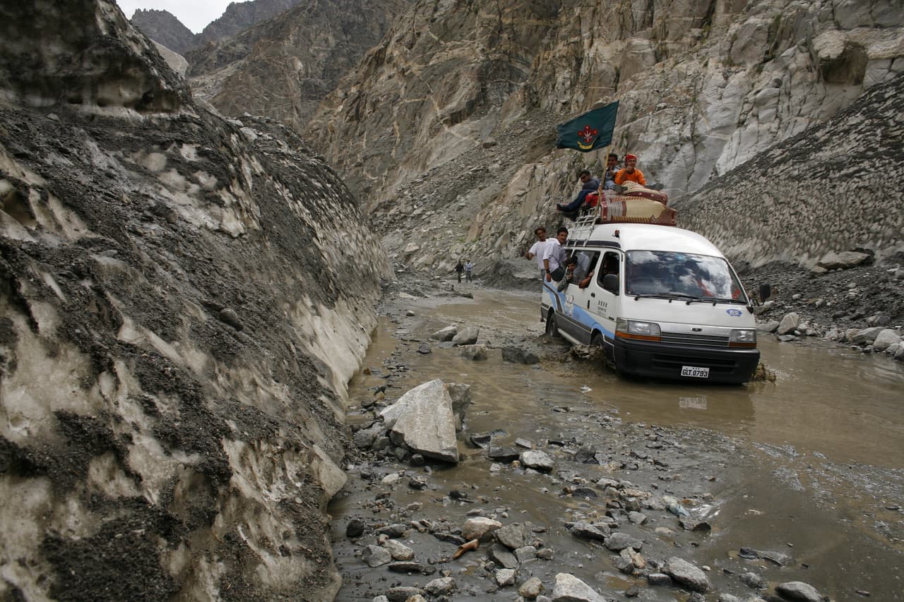 Puesto 4 – Autopista Karakoram, Pakistán:
<br>Esta conecta Pakistán con India, en la zona de Cachemira, y llega hasta China tras un recorrido de 800 millas. Los aludes de tierra y las avalanchas son el gran peligro de estos caminos.