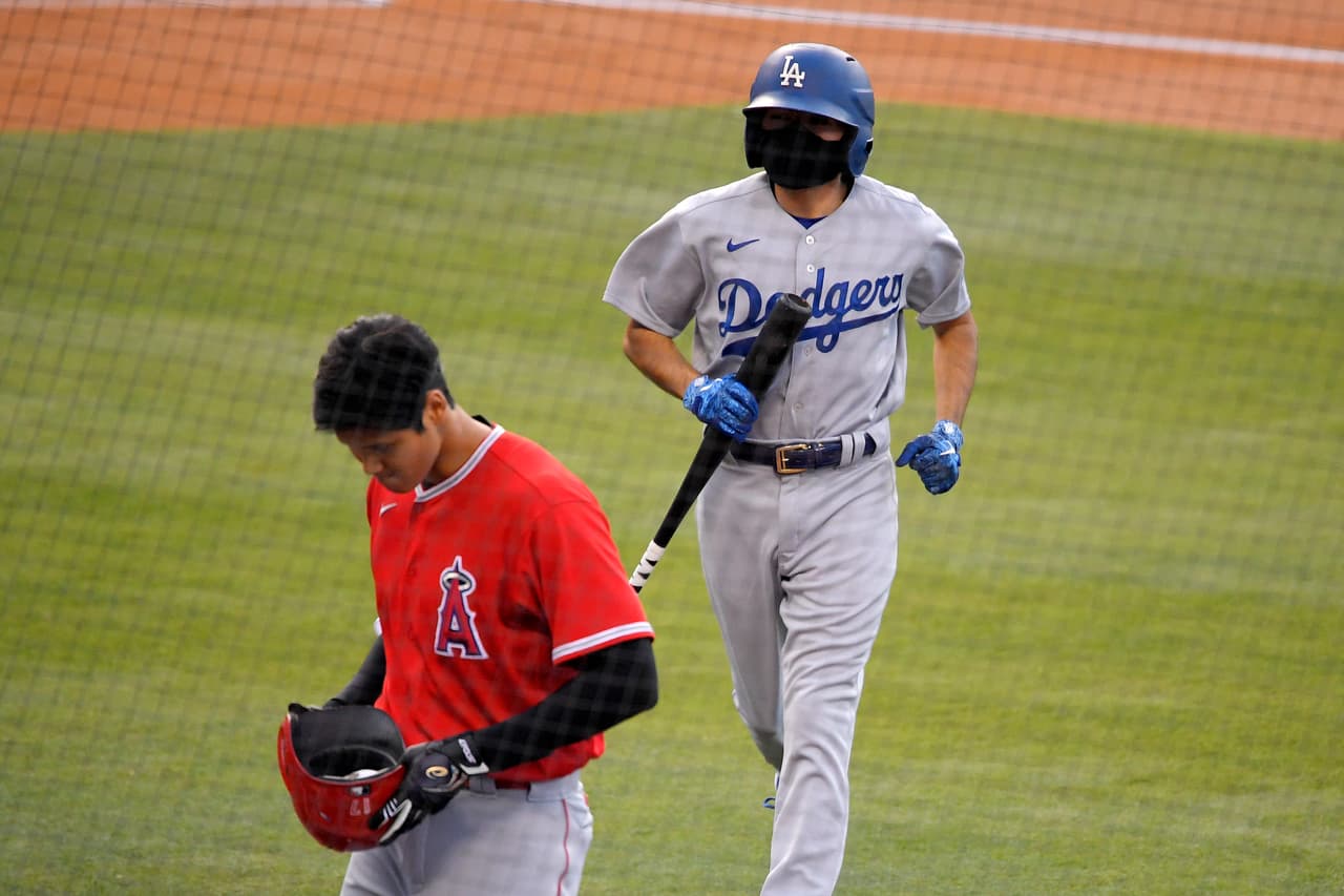 En el terreno de juego, algunos jugadores han optado también por el uso de la mascarilla para evitar contagios del virus.