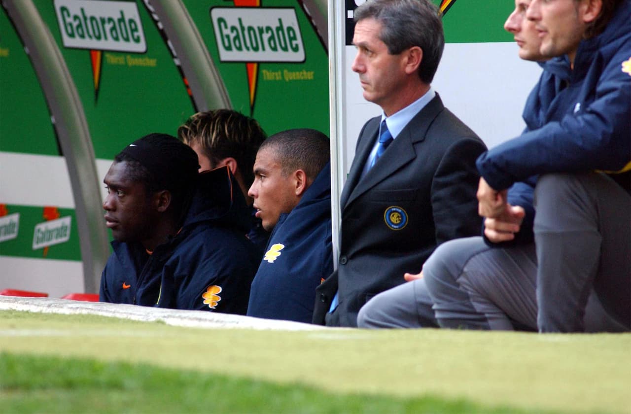 En el comienzo de la temporada 1999-2000, Ronaldo sufrió una lesión en la rodilla derecha que lo dejó fuera durante seis meses. En su partido de regreso, el tendón se rompió y quedaría fuera de competencia por un año.