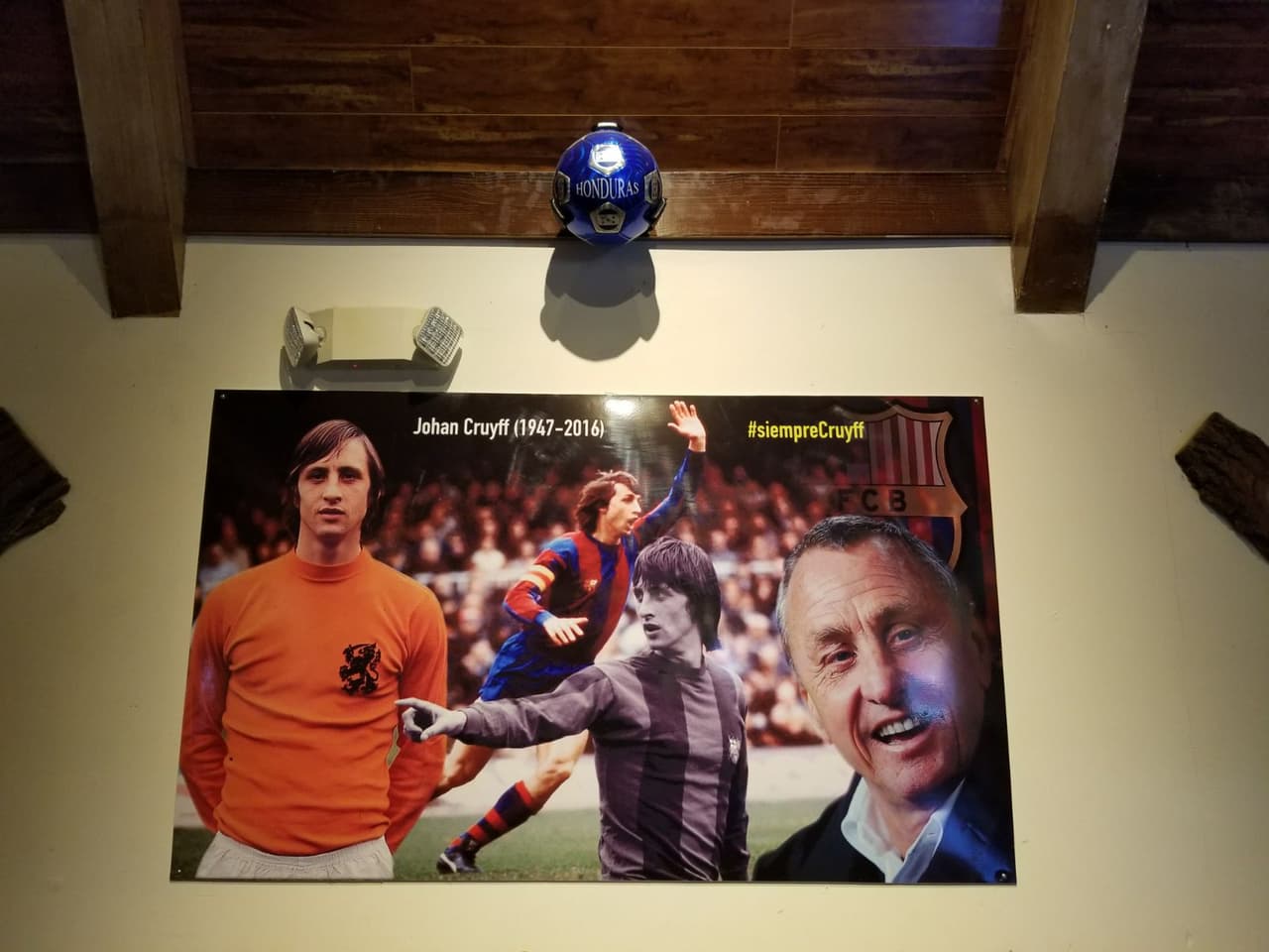 Los colores del Barcelona llegaron a los hinchas en Estados Unidos en La Palapa Hondureña en Miami, para apoyar al equipo en el juego de vuelta de octavos de final contra Chelsea en Champions League.