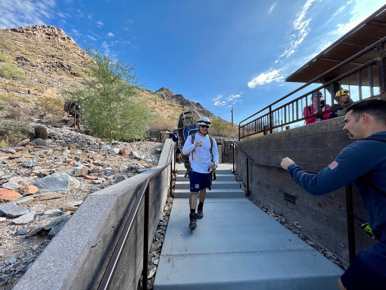 Al lugar acudieron los bomberos, que la encontraron en condición estable, pero con una lesión. Por ello, le ofrecieron una ambulancia, que la paciente rechazó.