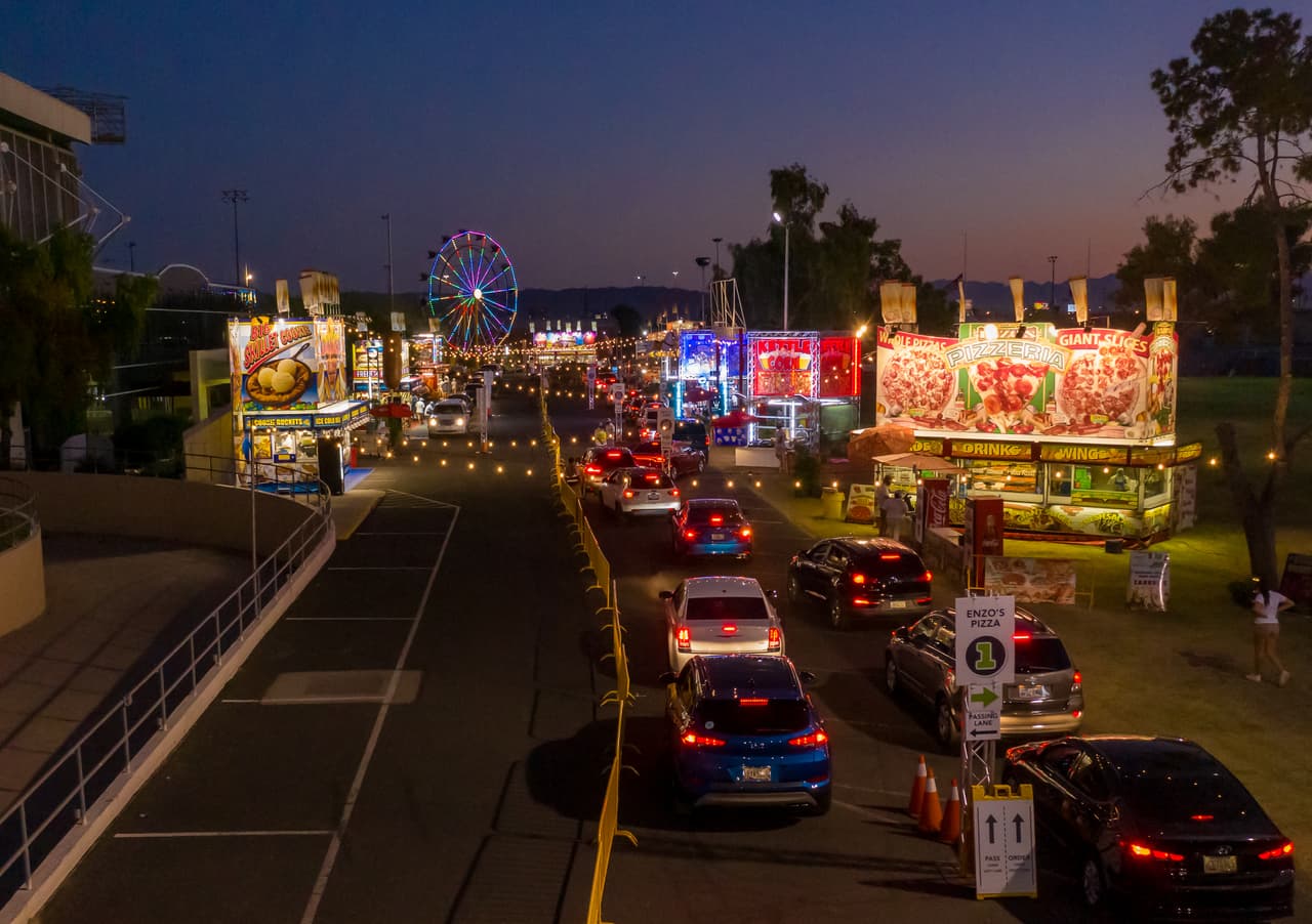 Entra al drive-thru por la avenida 19 y la calle Monte Vista.
<b> </b>La entrada es gratis, pero para la comida que compres “se prefiere el pago con tarjeta. Se acepta efectivo”, indican funcionarios del evento.
<br>