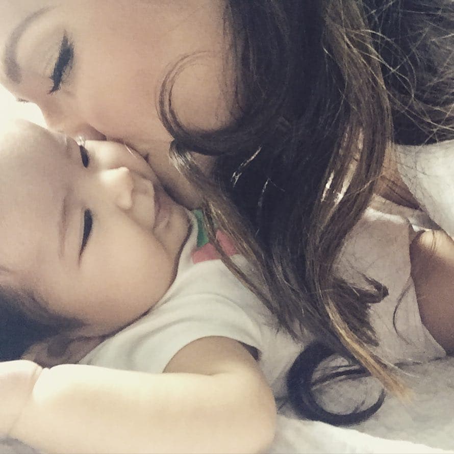 Ana Patricia no deja de besarla.