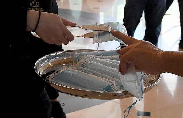 Así repartían mascarillas en la entrada de un casino de Las Vegas el mes de junio.
