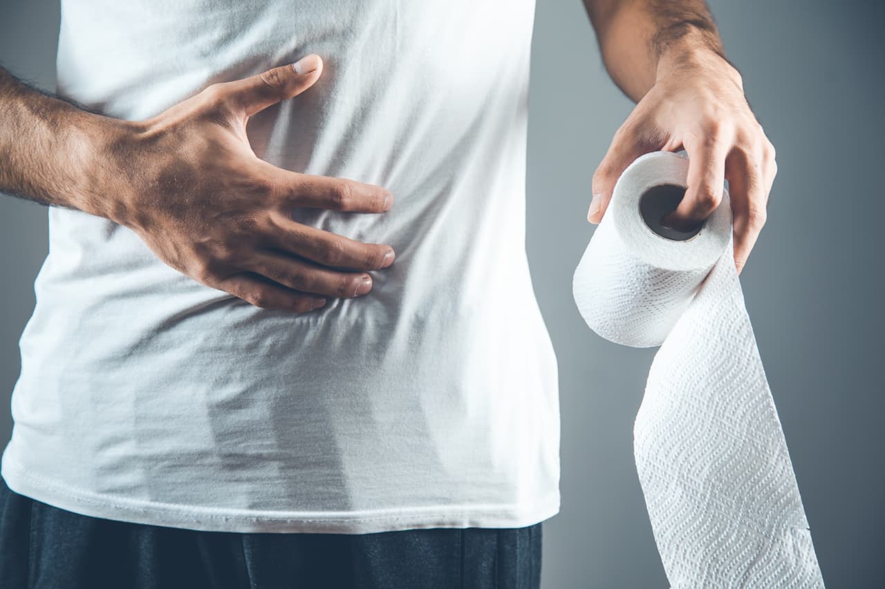 Los síntomas suelen comenzar entre 1 y 2 días después de la infección y duran 7 días. La mayoría de las personas con shigelosis experimentan diarrea que puede ser sanguinolenta o prolongada, fiebre, dolor de estómago y sentir la necesidad de defecar incluso cuando los intestinos están vacíos.