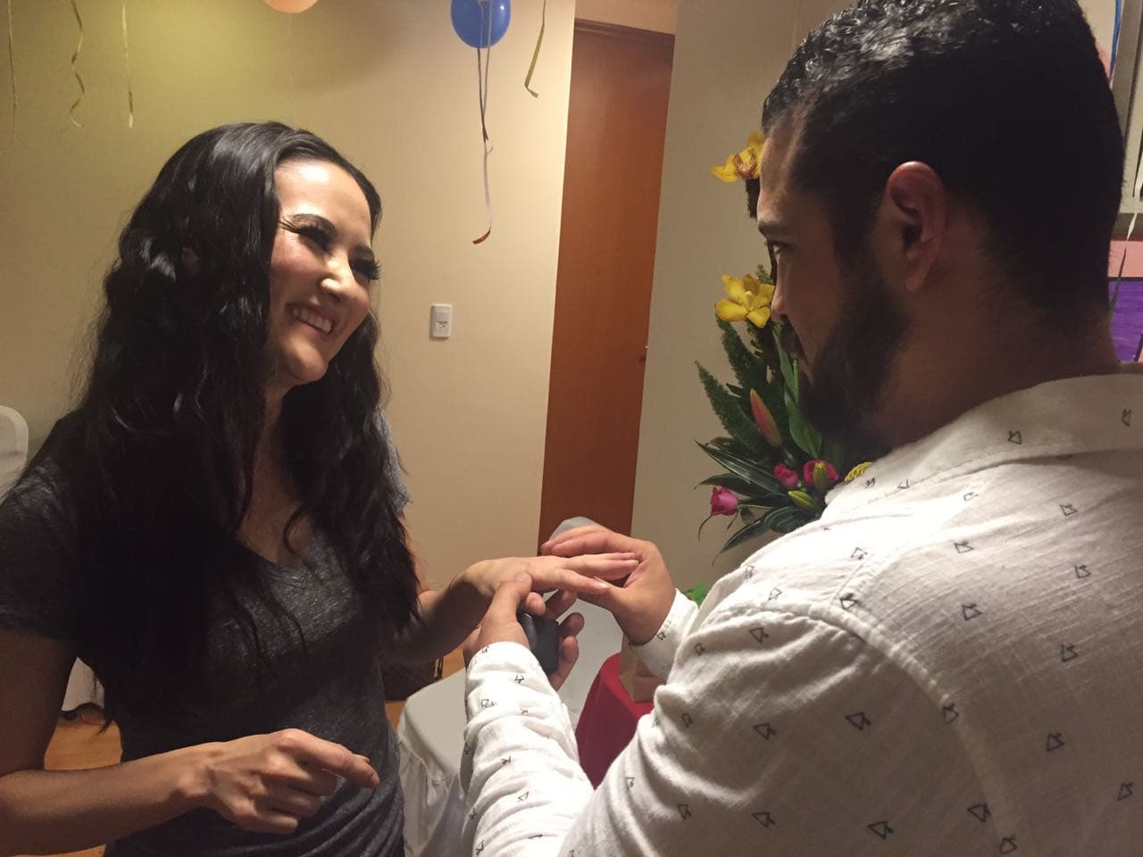 Ese mismo día, Fernando le pidió que fuera su esposa y Hiromi accedió.
<br>