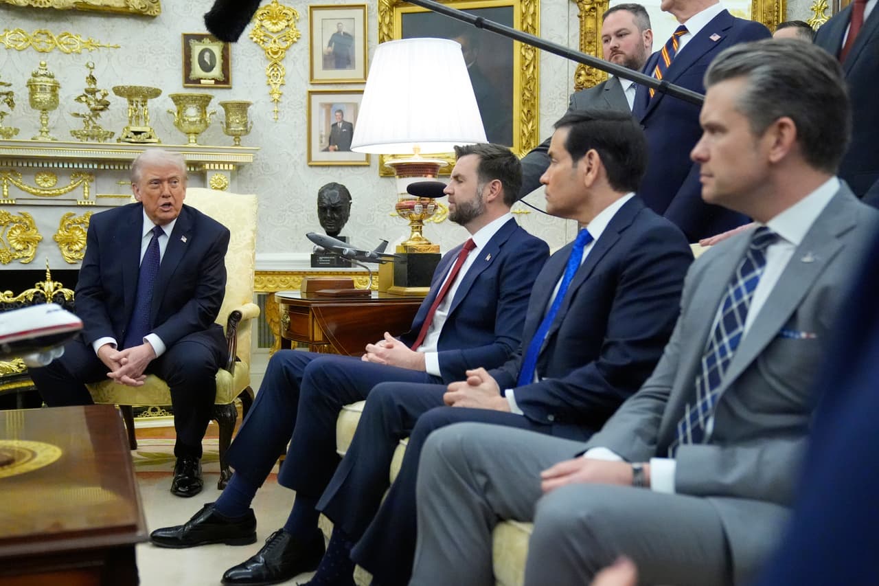 En marzo 3, el presidente Donald Trump se reunió con el vicepresidente J.D. Vance,y los secretarios de Estado, Marco Rubio, y de Defensa, Pete Hegseth. (AP Photo/Mark Schiefelbein)