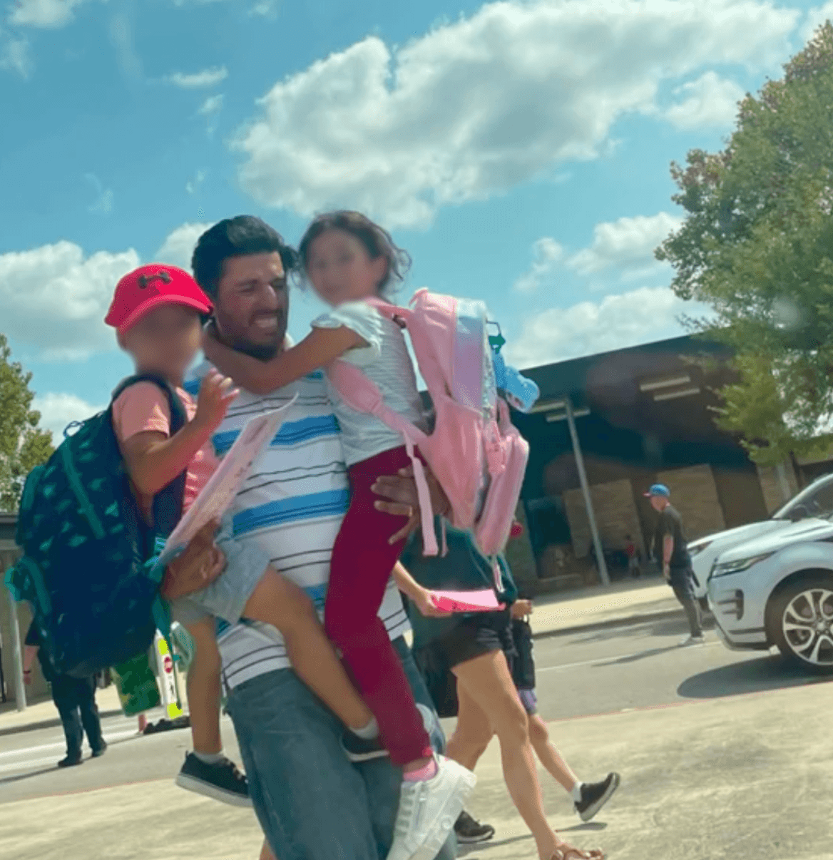 Carlos Reyes con sus hijos en San Antonio, Texas.