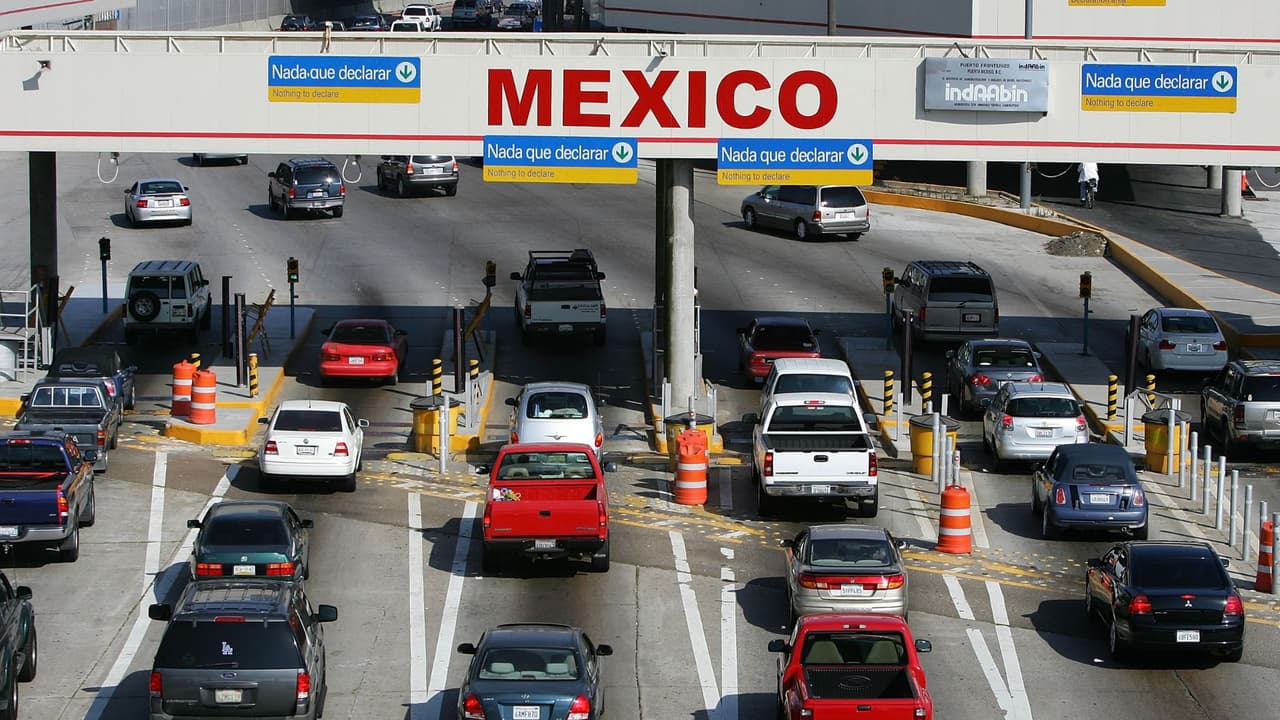 ¿Viajas a México en auto? Te decimos el límite de la franquicia en dólares para cruzar mercancía