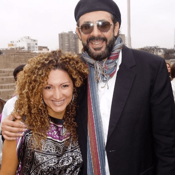 Ender es una cantante multifacética y, durante una visita a Panamá en la que promocionó su disco 'Ábreme la puerta', compartió escenario con Juan Luis Guerra.