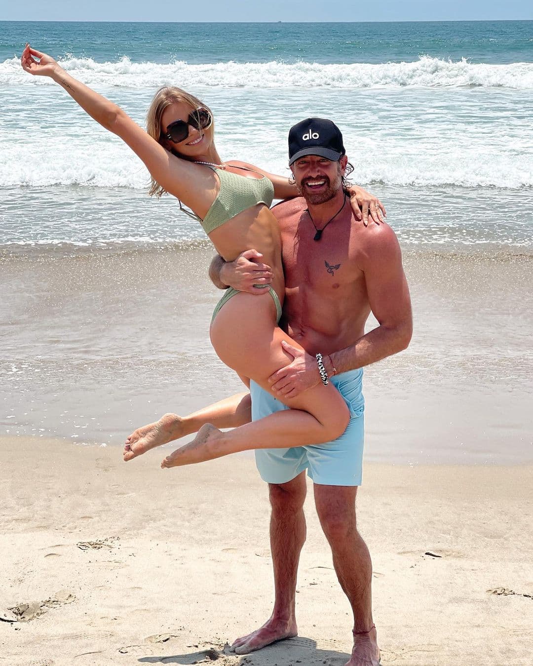 Esta constante lejanía de Gabriel Soto y la escasa interacción entre ellos en redes sociales ha hecho que algunos sospechen que hay una distancia que va más allá de lo geográfico.
<br>